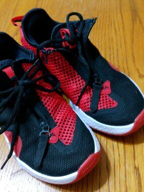 RED BLACK NIKES BOYS SIZE 5